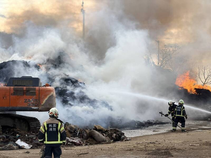 桃園八德垃圾掩埋場大火 濃煙密布連國道往來車輛都看得到
