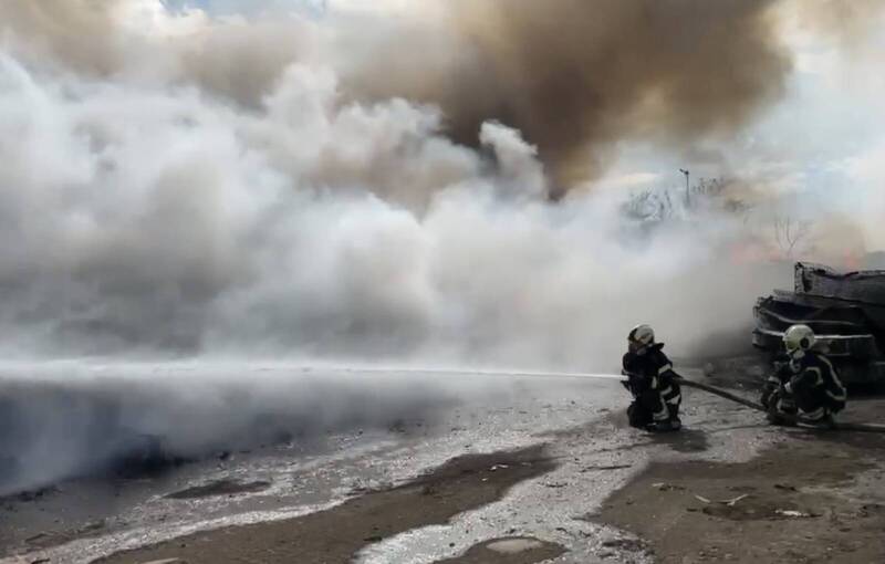 八德兴丰路掩埋场火灾，现场浓烟密布，消防局出动大批人车救灾。（消防局提供）