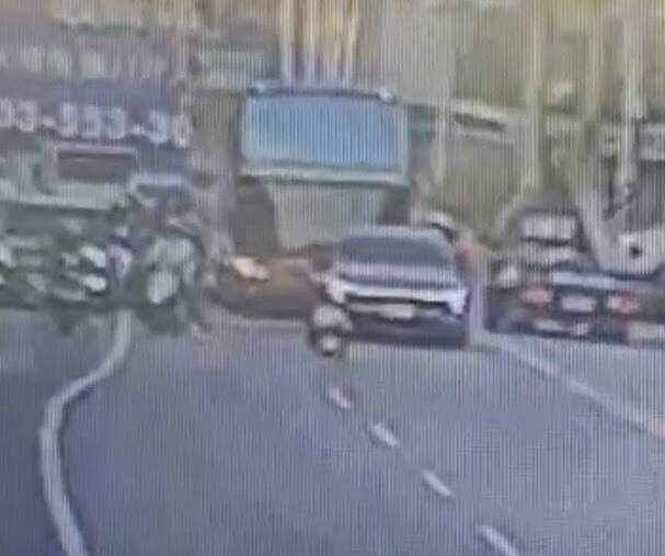 竹北6歲男童滑步車當「路隊長」 自小客遊覽車排隊陪他龜速前進