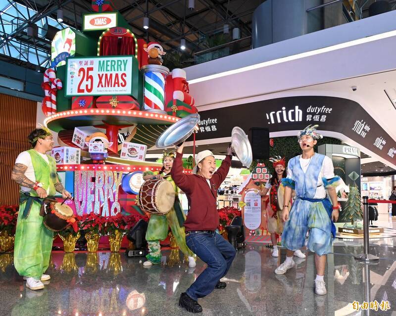 桃園機場很耶誕!航廈節奏派對表演發糖果 7米高耶誕樹拍照打卡