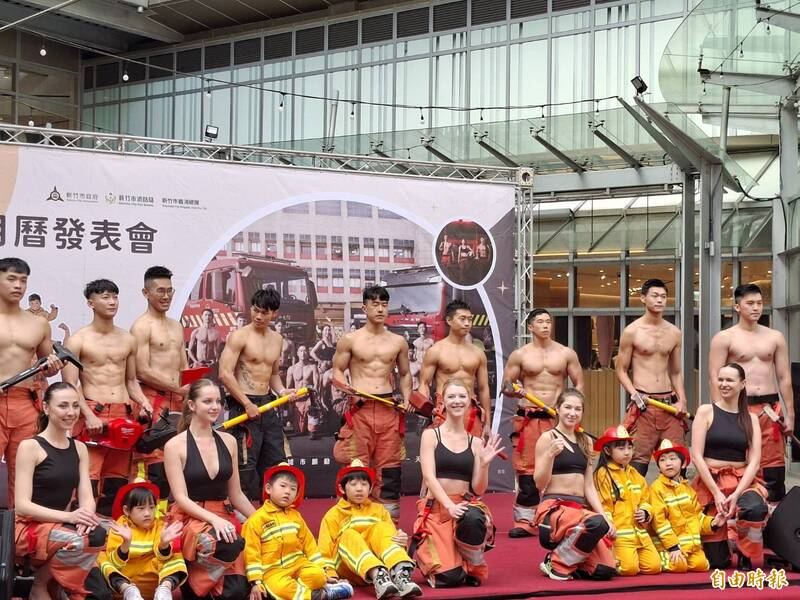 請尖叫!竹市2026消防月曆發表 6塊肌猛男走秀熱力噴發