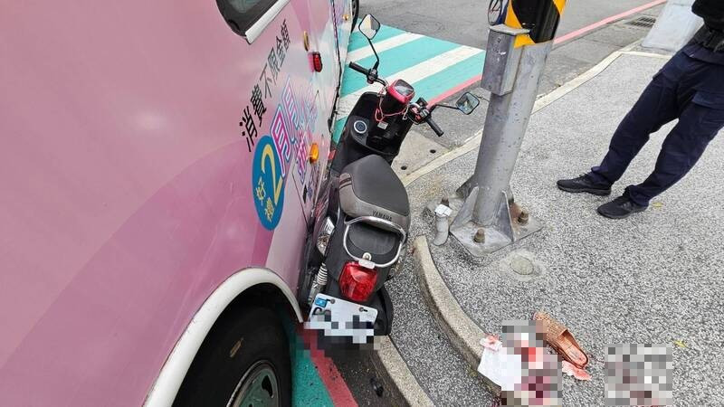 疑視線死角!臺北客運公車右轉撞機車 女騎士腳骨折送醫