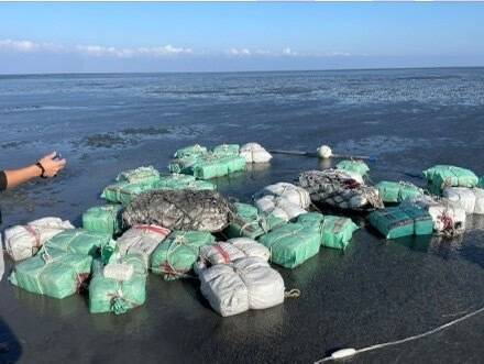 「鸟意胜88号」渔船，将毒品绑著浮球放在海上漂流。（澎湖地检署提供）