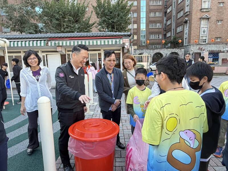 桃園青溪國小1650人 垃圾費「隨袋徵收」每月省400元