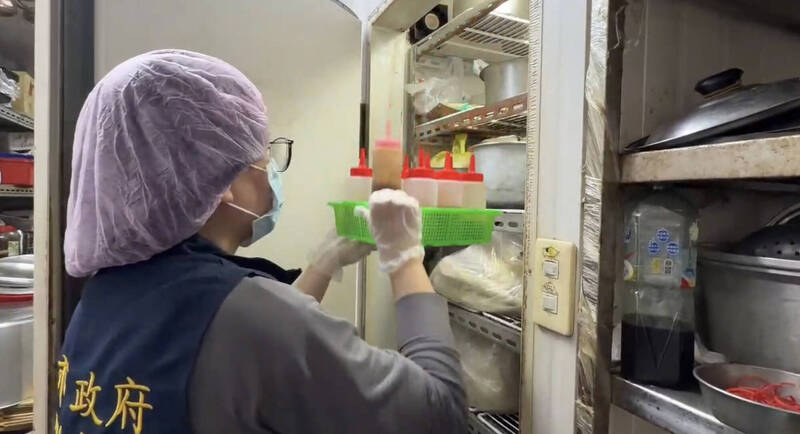 員工被爆邊抽菸邊備料 高雄衛生局開罰苓雅區餐飲店