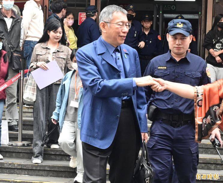 柯文哲遭女粉絲突襲!抱抱、捏臉全都來 網驚:佩琪要怒了