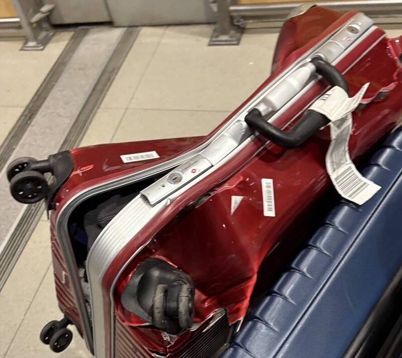 他嘆託運行李竟淪「凹陷廢鐵」 全網驚呼︰你搭哪家航空?