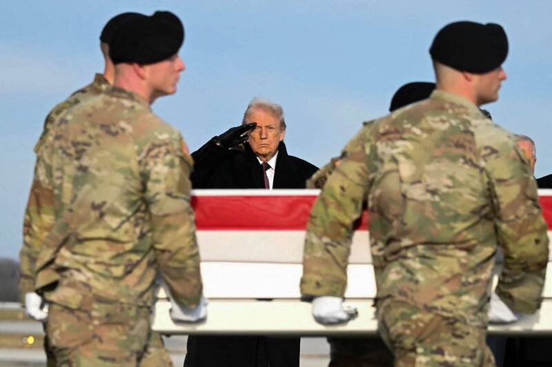 敘利亞殉職3人覆旗靈柩返美 川普親迎靈