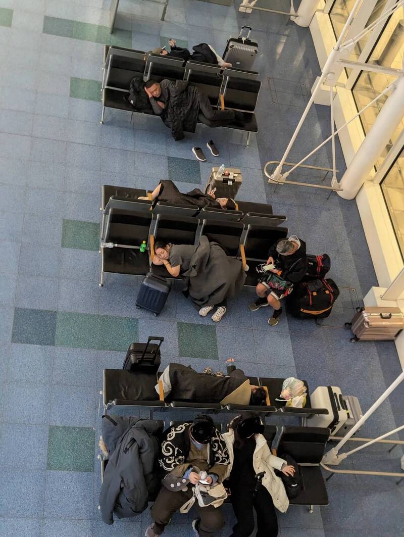 中國遊客在東京羽田機場展現泱泱大國風範,5人佔用了20個座位。(擷取自X平台 @Byron_Wan) 中國遊客在東京羽田機場展現泱泱大國風範,5人佔用了20個座位。(擷取自X平台 @Byron_Wan)