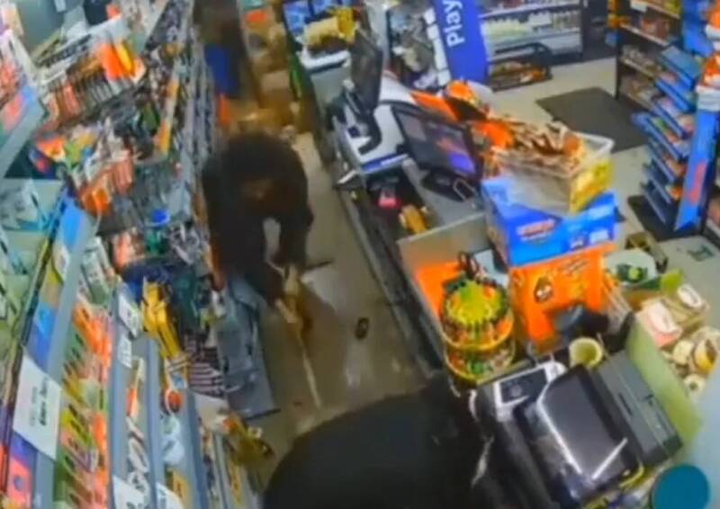 畫面曝光!搶匪要脅潑油卻卡在「這動作」 英國店員反擊揮鏟痛扁