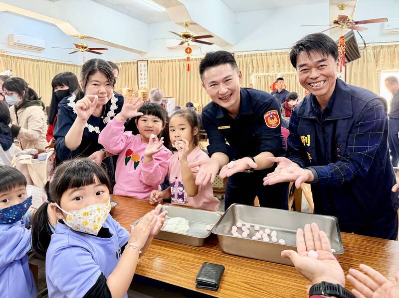 鐵漢柔情 澎湖望安警加入冬至搓湯圓行列