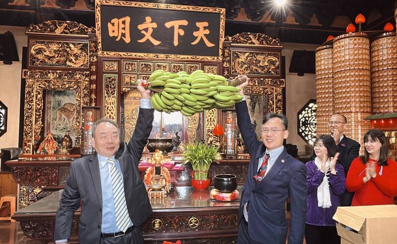 學測倒數一個月!台中各高中玩諧音梗祈福 「這水果」未成熟超搶手