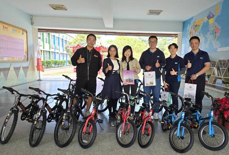 越野腳踏車當教材 台南六甲國小獲贈15輛