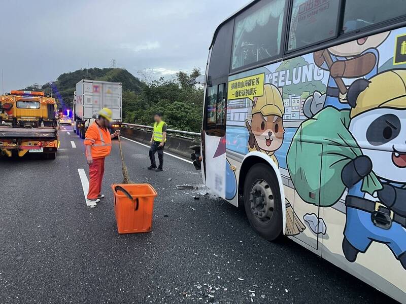 國1七堵段國光客運與3車連環撞6傷!警:疑水桶掉落釀禍