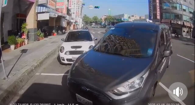 大快人心! 後到鬼切硬搶車位 違規臨停吃罰單