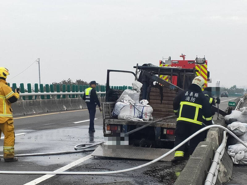 消防员将火势扑灭。（嘉义县消防局提供）