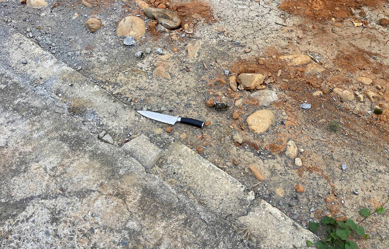黄男刺杀萧姓邻居后，水果刀丢在地上。（警方提供）