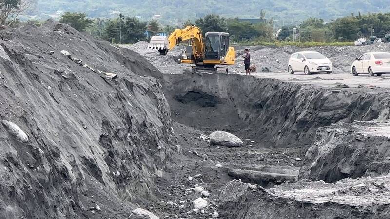 期待落空!馬太鞍溪洪災挖到骨頭證實非人骨 失聯者女兒哭了:爸媽快回家