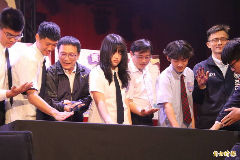 竹縣10校900高中生成年禮 手掌開印留下「責任印記」