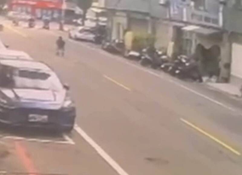 昨天在彰化市又出现1名男子在马路中央蛙跳行进。（图由警方提供）