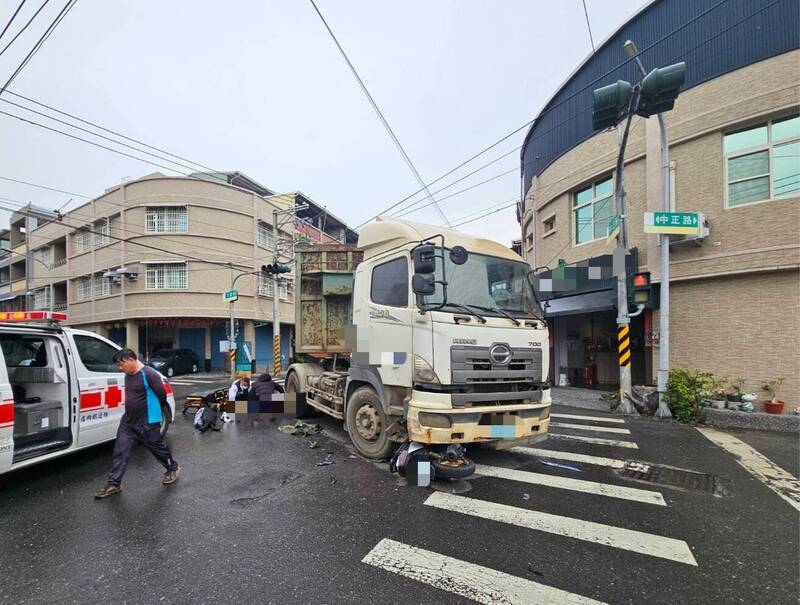 曳引車左轉不禮讓直行機車 騎士滑倒機車卡車頭下