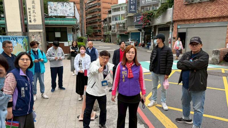 新北板橋實踐國小門口交通混亂 擬明年動工拓寬校門口道路