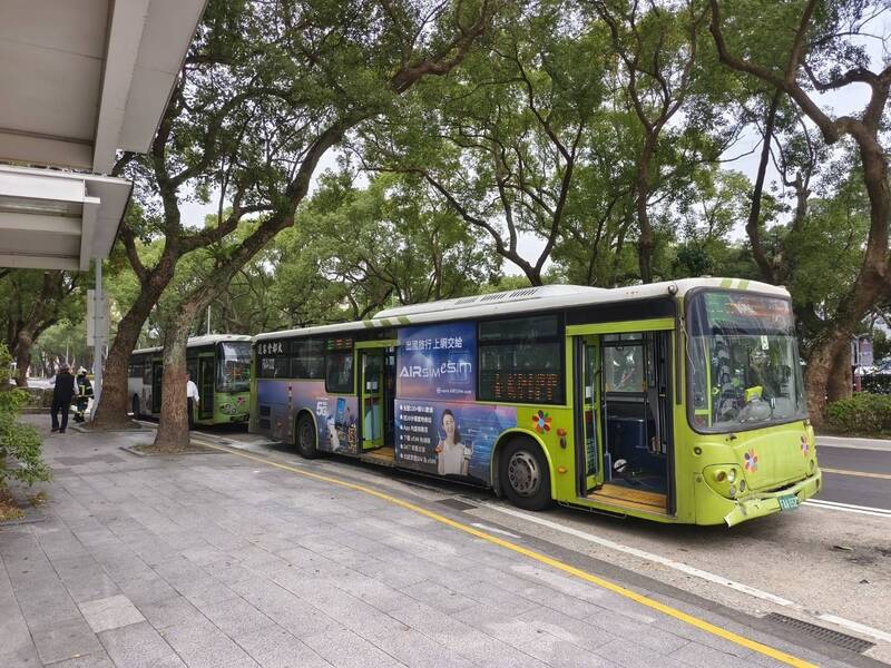 疑煞車失靈!北市敦化北路4部公車追撞 3乘客輕傷送醫