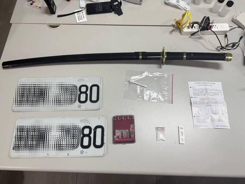 警方扣回K他命、假车牌、武士刀等证物。（记者徐圣伦翻摄）