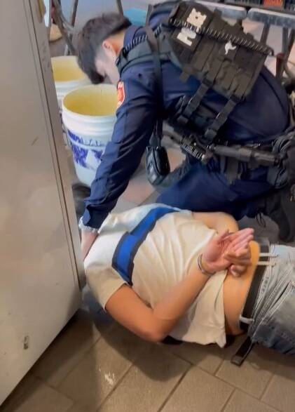 桃園》男子搶銀樓金戒指 還握在手中就被逮