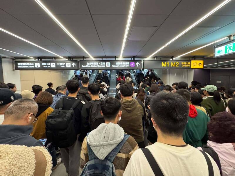 北捷台北车站有人投掷烟雾弹，影响大批旅客。（翻摄自Threads）