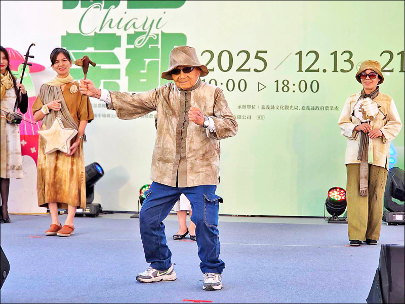 嘉縣「茶染時尚」 93歲陳兆熊自信走秀