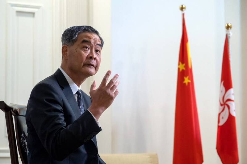 自打嘴巴?梁振英自爆約見大客戶 壓縮《蘋果》廣告「接近零」