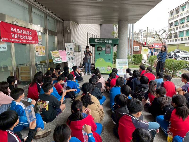 回收已逾3萬件!彰化首台公部門自動回收機很熱門 近7成丟「這個」