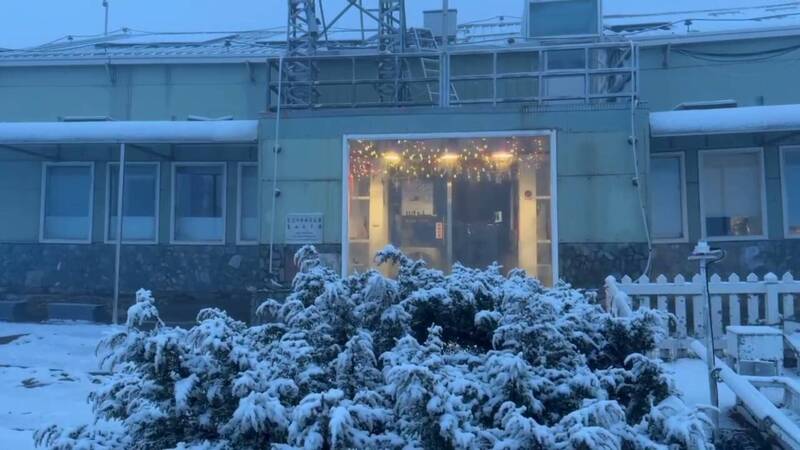 氣象站一片銀白如「薑餅屋」！玉山下雪濃濃耶誕味