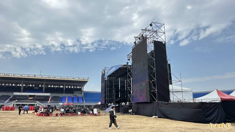 今晚彰化县立体育场有岁末演唱会，舞台区已架设完成，警方针对人流疏散与交通动线，进行交管与监控。（记者张聪秋摄）