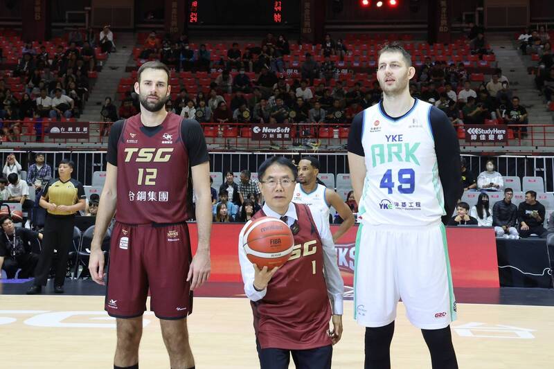 台鋼獵鷹主場開幕週 黃偉哲成大開球