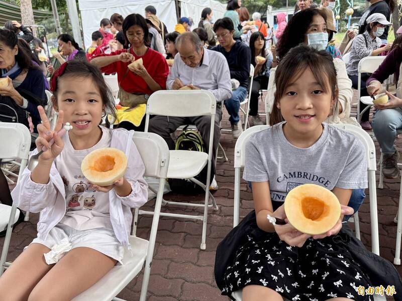 新品種「天使瓜」亮相 千人齊聚凹子底森林公園吃瓜
