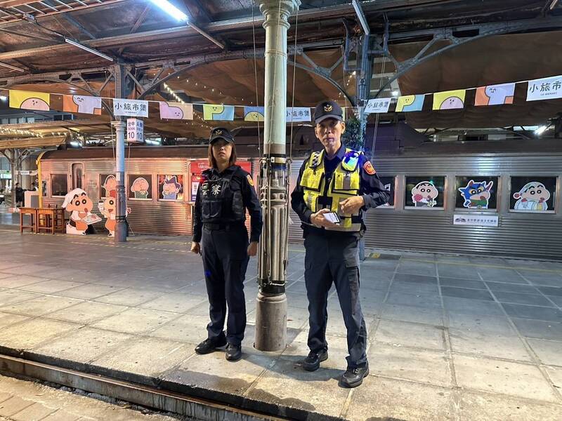 燈海下不鬆懈!台中站前廣場維安升級 警重兵守耶誕嘉年華