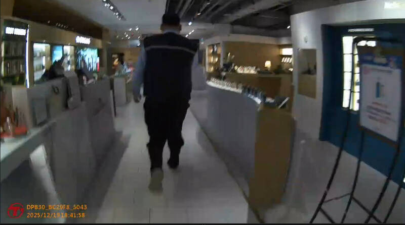 張文墜樓是想跳紙箱逃走?警還原現場:網友異想天開