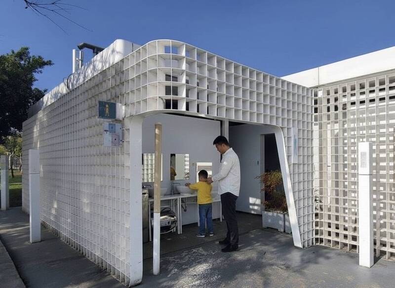 超「暖」洗手台!台中中央公園公廁 供應溫水洗手