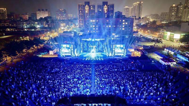 台南搖滾耶誕演唱會大爆棚!李多慧許願、黃偉哲大跳撒嬌舞