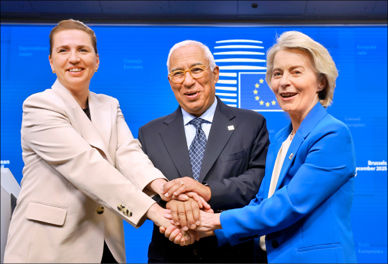歐盟19日在布魯塞爾峰會達成協議，同意向烏克蘭提供900億歐元貸款，以彌補其財政缺口。圖為（右起）執委會主席馮德萊恩、理事會主席柯斯塔與輪值主席國丹麥總理佛瑞德里克森在舉行記者會前共同握手以示團結。（歐新社）