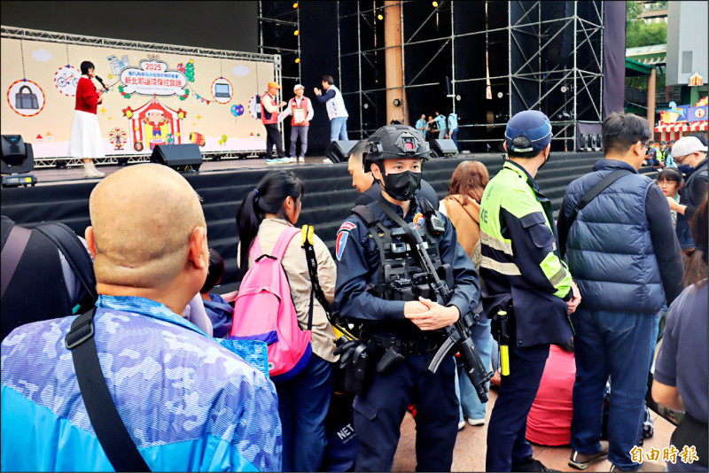 新北耶誕城湧上萬人 警持衝鋒槍警戒