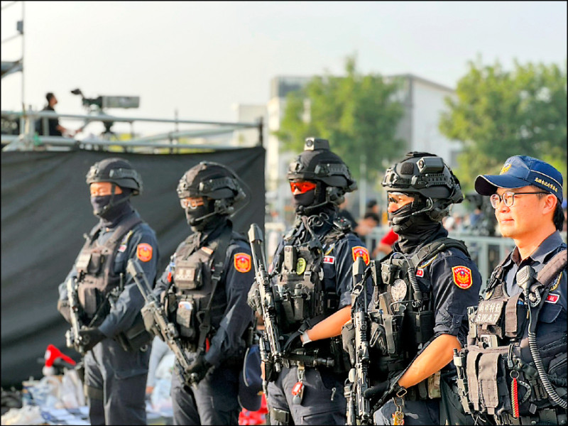 防北車砍人案再現 南警端步槍警戒