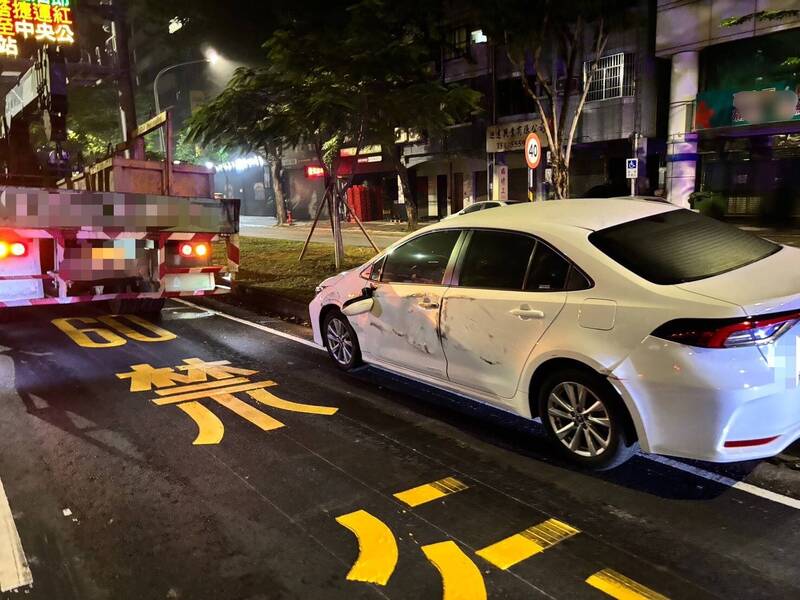 高雄轎車切入快車道 慘遭大貨車刷上分隔島