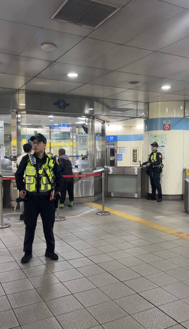 新北市警察局共计增派255名警员，全面强化欢乐耶诞城安全维护，同步加强大众运输场站维安。（板桥警分局提供）