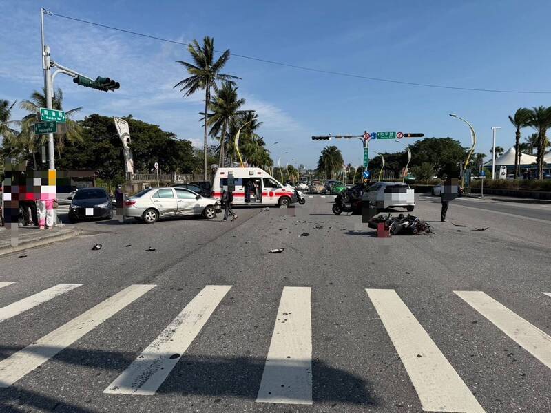 花莲193县道、南滨路与和平路口今天上午9点46分发生一起死亡车祸，29岁徐姓男子骑乘大型重型机车与左转汽车擦撞造成头部重创送医不治。（民众提供）
