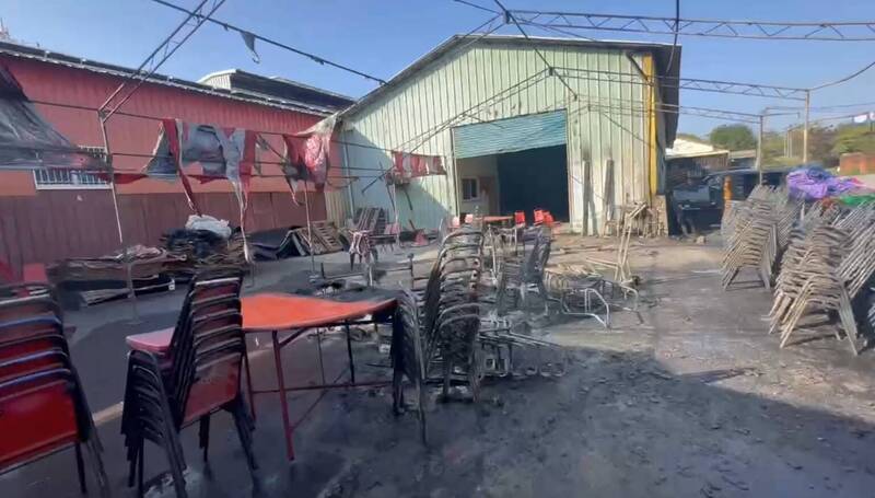 宫庙在空地搭棚办餐会，桌椅都烧毁。（民众提供）