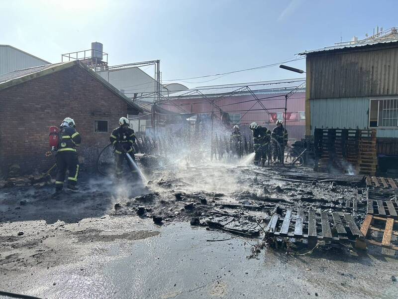 彰化县花坛乡火灾现场有泡棉与栈板等易燃物。（民众提供）