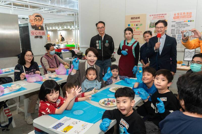 冬至傳愛暖心!高虹安與孩子同樂 DIY五色湯圓挺公益